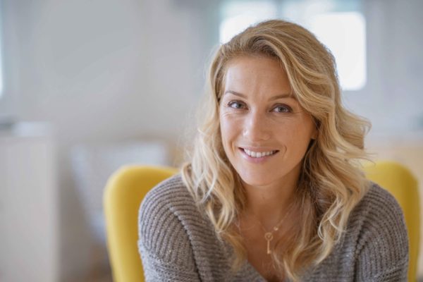 Femme assise dans fauteuil  PAUPIÈRES 3 shutterstock 720054574 1 scaled 600x400  PAUPIÈRES 3 shutterstock 720054574 1 scaled 600x400