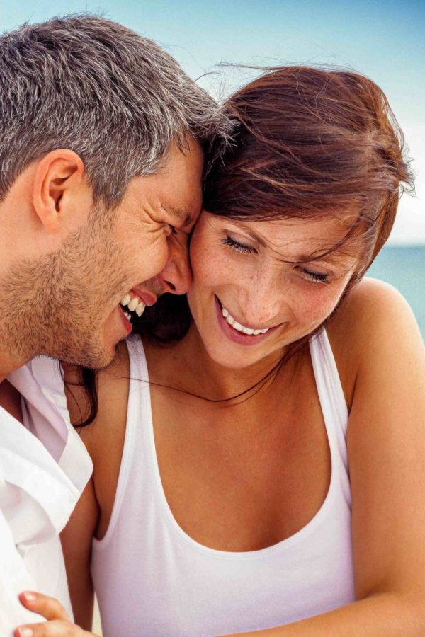 Couple sur la plage  PAUPIÈRES  HOMME 3 shutterstock 279618872 scaled 600x900  PAUPIÈRES  HOMME 3 shutterstock 279618872 scaled 600x900